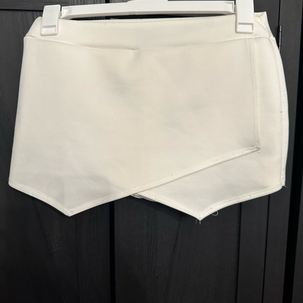 White asymmetrical Cut Stretch Skort Short Size Large